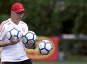 Dorival faz malabarismo para tirar do Flamengo perfil de ‘arame liso’