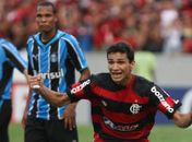 Douglas Costa diz que Grêmio não jogou para ganhar do Fla em 2009: ‘Se a gente ganha, estava morto’