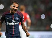 Dani Alves brilha com gol de falta e assistência, e PSG vence a Supercopa