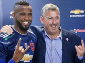 Ex-Flamengo quase sai no tapa com companheiro de equipe durante partida