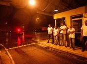 Delegação do Flamengo chega ao Rio sob chuva e com recepção de torcedores no saguão