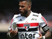 Neto detona Daniel Alves: "Um dos piores da história do São Paulo"
