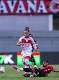 CRB vacila em casa, leva 4 a 2 do Vitória e segue sem vencer no Nordestão