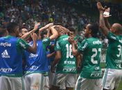 Jogadores do Palmeiras pedem aplausos para Deyverson após ele marcar gol (Foto: Antônio Cícero/PhotoPress/Estadão Conteúdo)