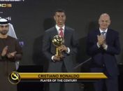Em cerimônia realizada sem máscara e distanciamento, Cristiano Ronaldo é eleito o melhor jogador do século