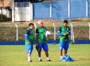 Técnico Flávio Araújo (direita) comanda treino do CSA