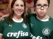 Mãe palmeirense que narra jogos a filho deficiente visual disputa prêmio da Fifa