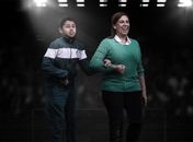 Mãe que narra jogos do Palmeiras para filho deficiente visual leva prêmio da Fifa