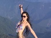 Alpinista famosa por tirar fotos de biquíni morre de hipotermia em montanha