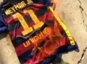 Torcedor do Barcelona queima camisa de Neymar após saída do craque