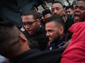 Daniel Alves chega a São Paulo e é recepcionado por centenas de torcedores