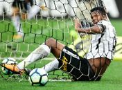 Aliviado, Jô diz que não viu que tocou com a mão no lance do gol
