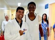 Sobrevivente de incêndio no Flamengo recebe alta de hospital