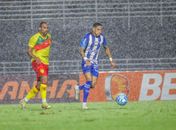 Debaixo de chuva, CSA fica no empate sem gols diante do Brusque

