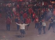 Colorados depredam Beira-Rio após derrota e geram reação da polícia