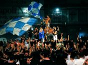 Torcida do Napoli vai às ruas após título da Copa da Itália