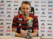 Mesmo feliz no Fla, Rafinha se coloca à disposição do Bayern