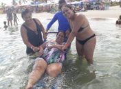 Prefeitura oferece cadeira para banho de mar assistido