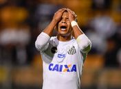 David Braz foi alvo de cusparada após derrota do Peixe para Vasco dentro da Vila (Foto: Fernando Dantas/ Gazeta Press)