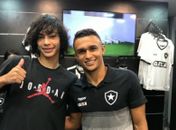 Erik participa de sessão de fotos e encontra joia da base do Botafogo