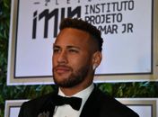 Neymar garante permanência no PSG e brinca com fama de “cai-cai”