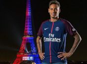 "Emocionado", diz Neymar em ensaio com Torre Eiffel iluminada em sua homenagem