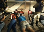Fotos mostram torcedores do Fla foram rendidos em frente a hotel em Copacabana