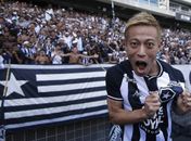 Zagueiro do Botafogo elogia Honda: 'Daqui a pouco vai estar falando português'