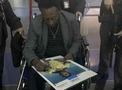 Jornal britânico publica imagem de Pelé utilizando cadeira de rodas