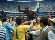 Pelé é carregado nos braços durante a comemoração do Tri em 1970