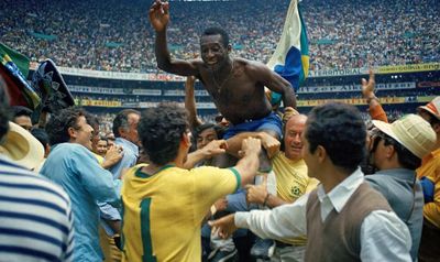Pelé é carregado nos braços durante a comemoração do Tri em 1970
