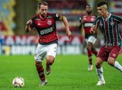 Everton Ribeiro levou a melhor nos duelos contra Egídio durante o clássico
