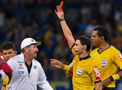 Rodolpho Toski Marques teve a sua arbitragem muito questionada (Foto: Daniel Oliveira/FotoArena/Estadão Conteúdo)
