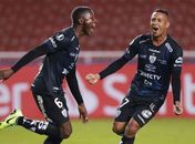 Moisés Caicedo e Gabriel Torres comemoram o passeio diante do Flamengo, em Quito 
