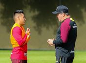 Cueva conversa com Pintado após treino do São Paulo (Foto: Marcello Fim/Raw Image/Estadão Conteúdo)