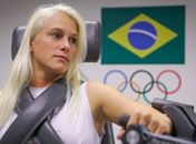 Surfista que 'virou' brasileira vibra com vaga olímpica: 'Amo o Brasil'