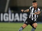 Leo Valencia ainda não teve uma exibição de gala pelo Botafogo (Foto: Divulgação)