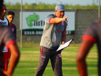 Roberto Fernandes comanda atividade no CT Ninho do Galo