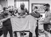 Jon Jones se apóia na toalha, assim como Cormier na polêmica pesagem em Nova York (Foto: Reprodução/Twitter)