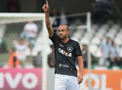 Roger em ação pelo Botafogo: atacante pode reforçar o Corinthians (Foto: Giuliano Gomes/Estadão Conteúdo)