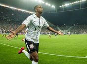 Jô fez dois gols na vitória do Corinthians sobre o Fluminense (Foto: Juca Duarte/Photopress/Estadão Conteúdo)