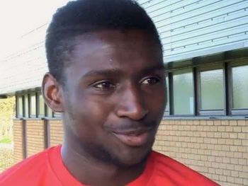 Alhaji Sesay, de 22 anos, já jogou no Bristol City e na selação de Serra Leoa 
