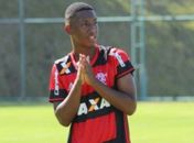 Flamengo assina primeiro contrato de sobrevivente de incêndio no Ninho do Urubu