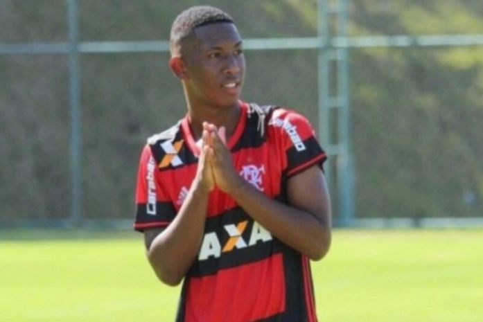 Flamengo assina primeiro contrato de sobrevivente de incêndio no Ninho do Urubu