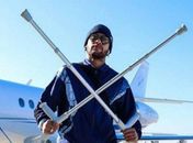 Com muletas, Neymar dá o recado: 'Nada me enfraquece'