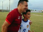 Alunos de escolinha de futebol conhecem elenco do CRB