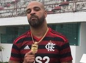 Adriano com a camisa do Flamengo na Gávea e exibindo seu famoso cordão de ouro