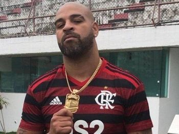 Adriano com a camisa do Flamengo na Gávea e exibindo seu famoso cordão de ouro