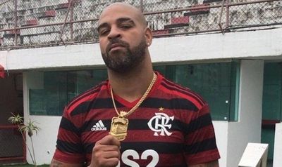 Adriano com a camisa do Flamengo na Gávea e exibindo seu famoso cordão de ouro