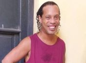 'Está bem, sempre sorrindo', diz diretor de prisão onde Ronaldinho é mantido preso no Paraguai